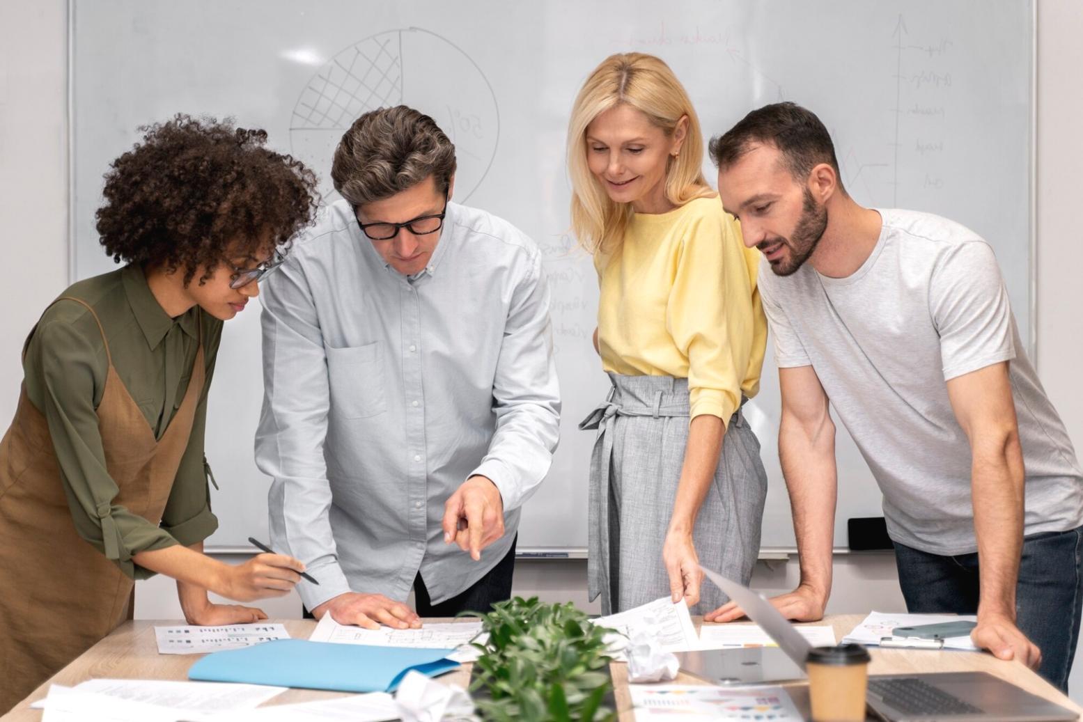 Professionelle Finanzberatung und Teamarbeit in modernem Büroumfeld